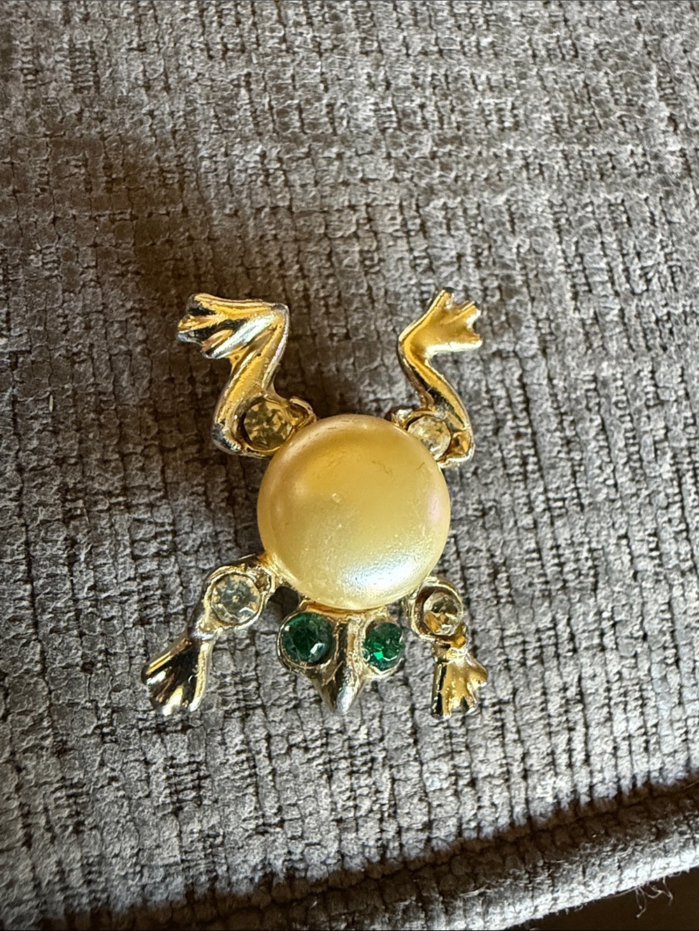 Vintage Frog, rhinestone, faux Pearl Pin